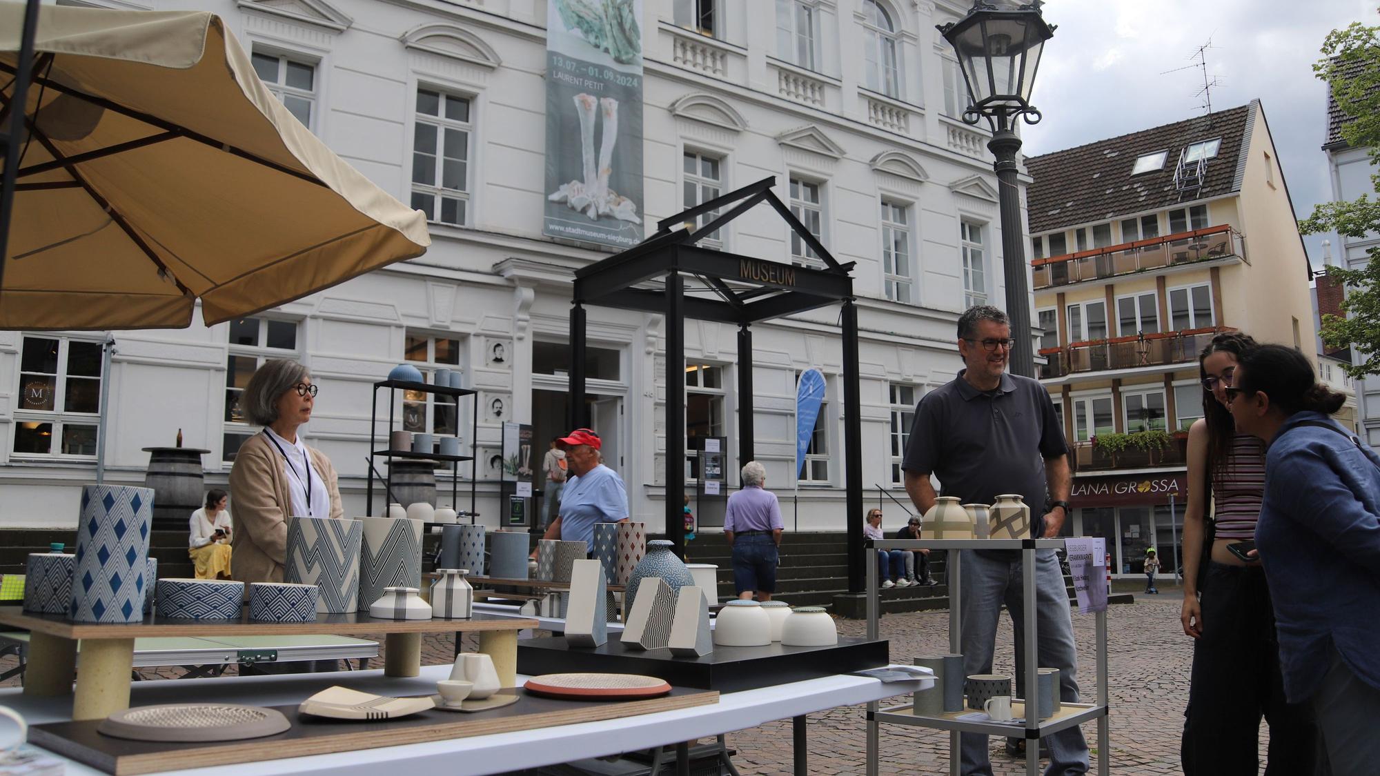 Vor dem Stadtmuseum war ein Stand mit Keramiken eines Südkoreaners platziert.