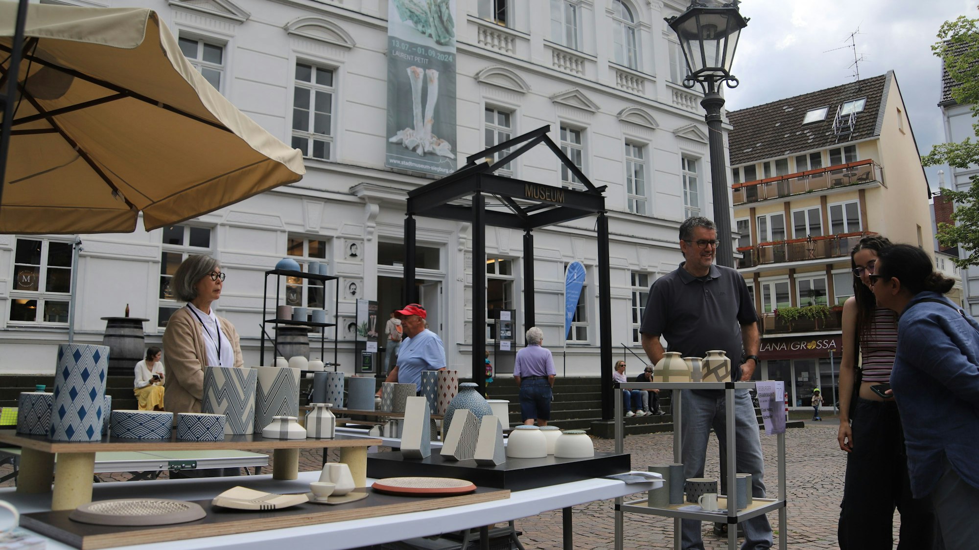 Vor dem Stadtmuseum war ein Stand mit Keramiken eines Südkoreaners platziert.