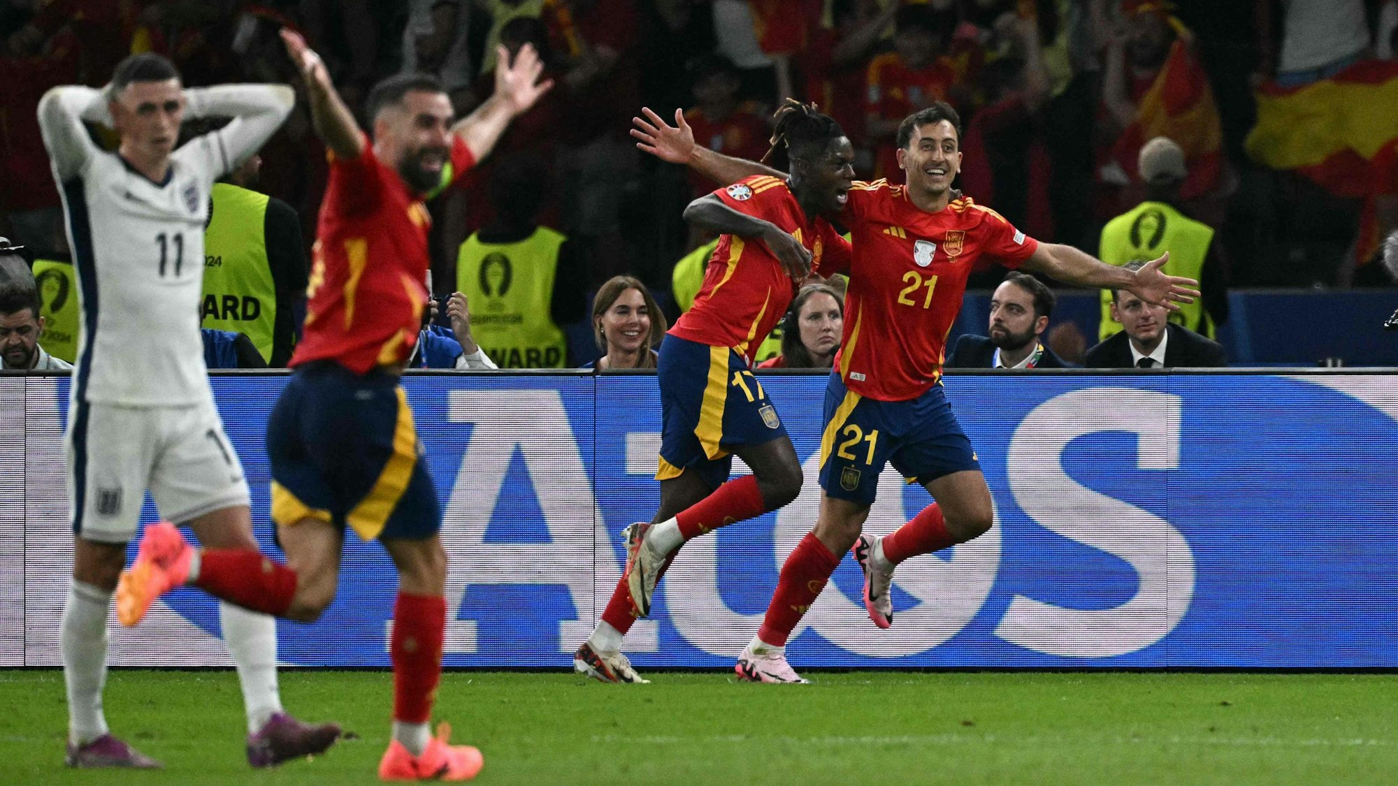 Mikel Oyarzabal (r.) hat zum 2:1 für Spanien getroffen, Englands Phil Foden (l.) ist entsetzt.