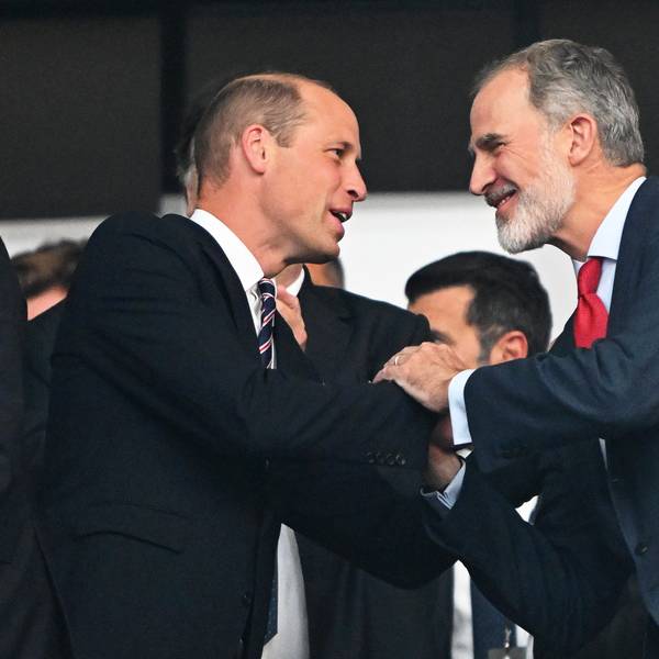 Prinz William (l) und König Felipe VI. begrüßen sich vor Spielbeginn auf der Tribüne.
