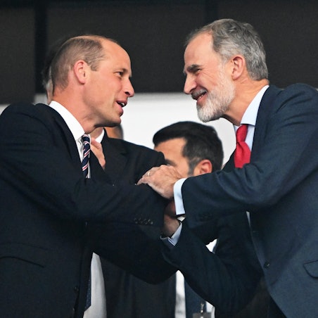 Prinz William (l) und König Felipe VI. begrüßen sich vor Spielbeginn auf der Tribüne.