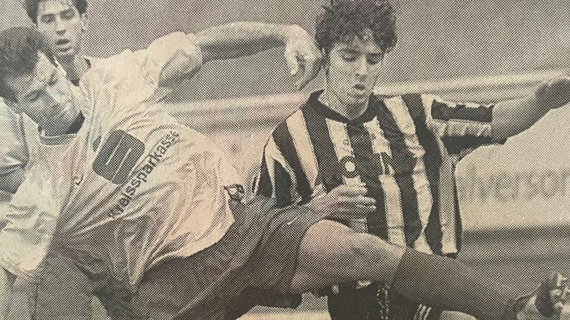Doppeltorschütze Michael Luppus (l.) im Zweikampf mit einem Rheinbacher Spieler.