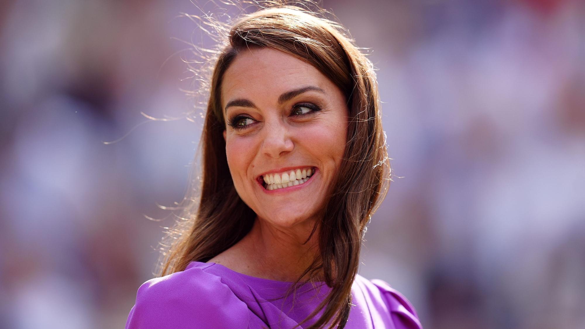 Prinzessin Kate strahlt 2024 beim Auftritt in Wimbledon.