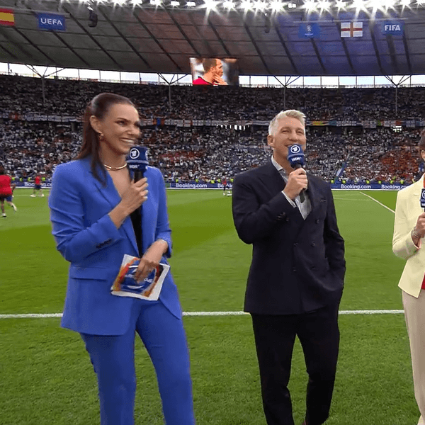 Esther Sedlaczek (38), Alexander Bommes (48), Almuth Schult (33) und Bastian Schweinsteiger (39) führten am Sonntag (14. Juli 2024) in der ARD durch den EM-Finalabend. Bommes amüsierte sich nach seiner fußballerischen Einlage prächtig.
