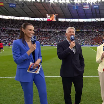 Esther Sedlaczek (38), Alexander Bommes (48), Almuth Schult (33) und Bastian Schweinsteiger (39) führten am Sonntag (14. Juli 2024) in der ARD durch den EM-Finalabend. Bommes amüsierte sich nach seiner fußballerischen Einlage prächtig.