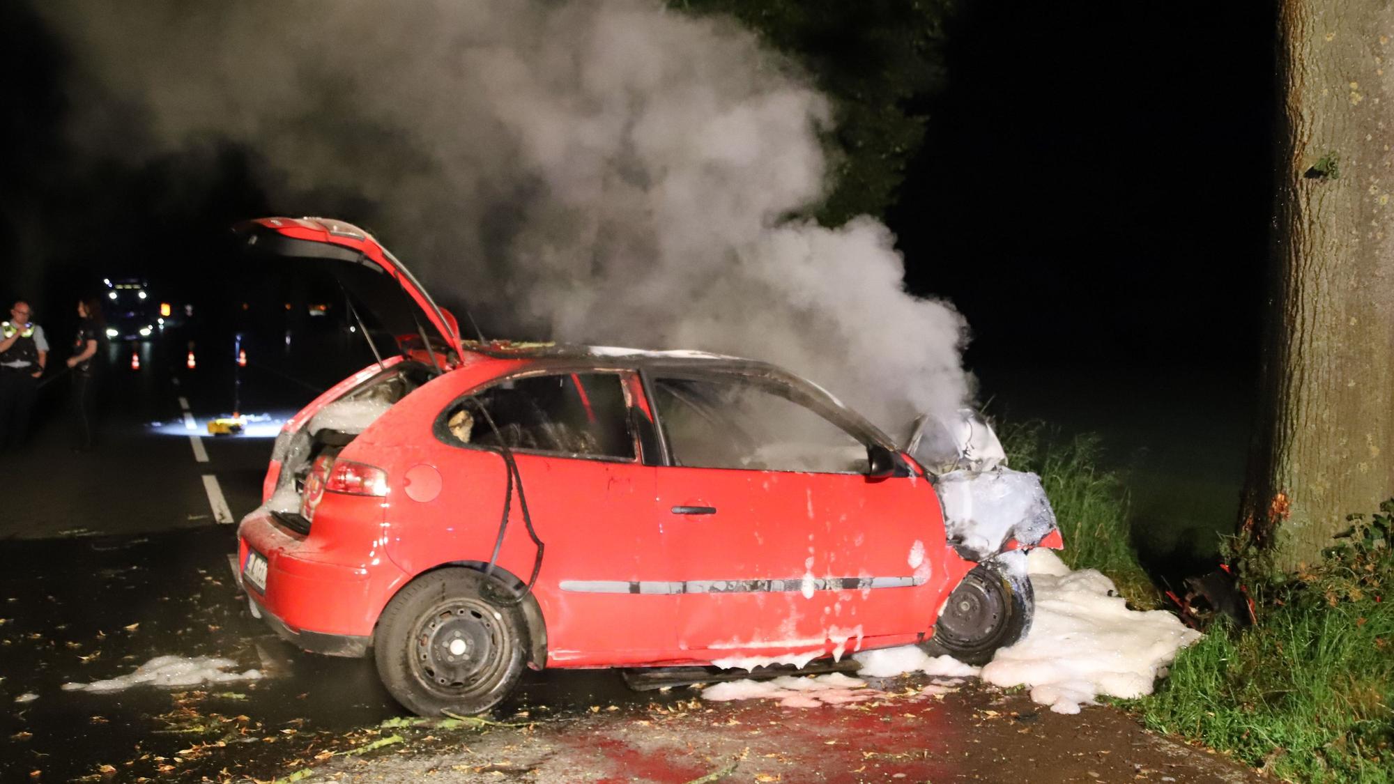 Bei einem Unfall auf der Sülztalstraße bei Bach sind zwei Menschen schwer verletzt worden. Das Auto war in Flammen aufgegangen.