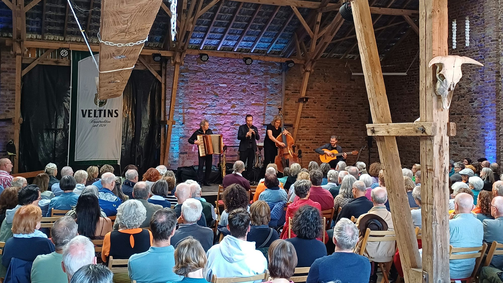 Quadro Nuevo auf der Bühne in einer Scheune