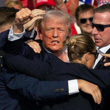 Bei einer Wahlkampfveranstaltung des designierten republikanischen Präsidentschaftskandidaten Trump in der Kleinstadt Butler waren am Samstag Schüsse gefallen.