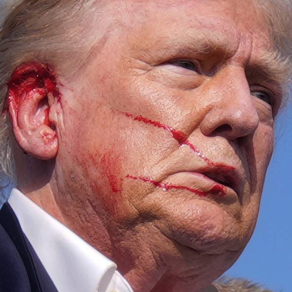 13.07.2024, USA, Butler: Der republikanische Präsidentschaftsbewerber und ehemalige US-Präsident Donald Trump wird bei einer Wahlkampfveranstaltung in Butler, Pennsylvania, von Agenten des US-Geheimdienstes Secret Service von der Bühne gebracht. Trump meldete sich nach der Attacke selbst zu Wort und erklärte, ein Schuss habe ihn am Ohr verletzt. Foto: Evan Vucci/AP/dpa +++ dpa-Bildfunk +++
