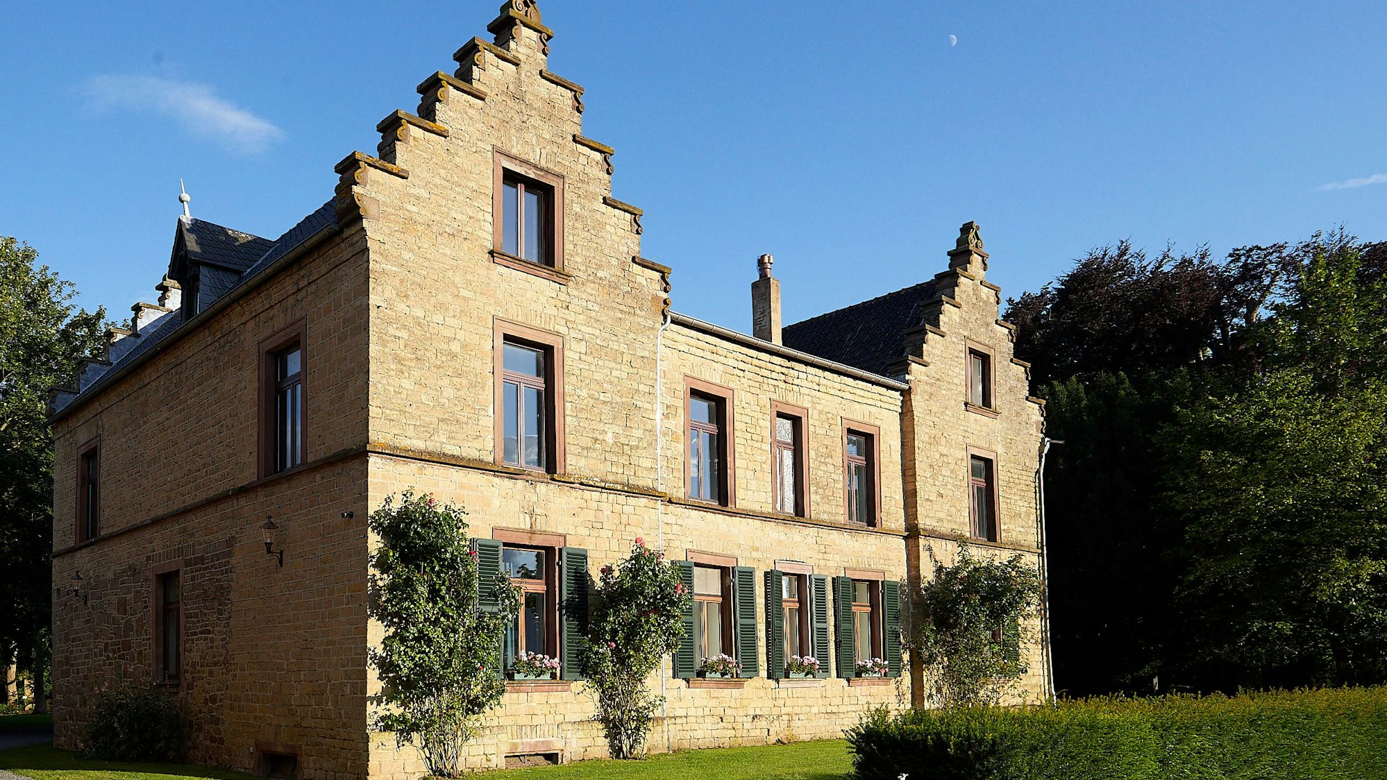 Das Bild zeigt das rund 250 Jahre alte Herrenhaus der Burg in Vlatten.