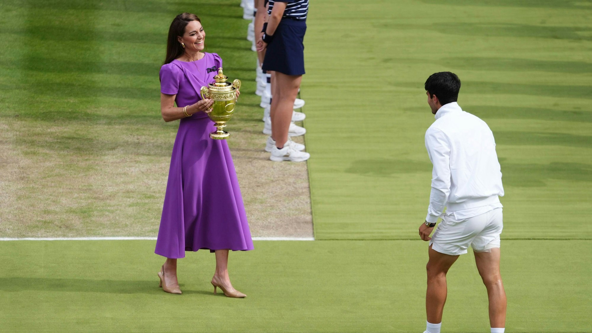 14.07.2024, Großbritannien, London: Tennis: Grand Slam - Wimbledon, ATP-Tour, Einzel, Herren, Finale, Alcaraz (Spanien) - Djokovic (Serbien): Kate, Prinzessin von Wales, überreicht Carlos Alcaraz die Gentlemen's Singles Trophy nach seinem Sieg.