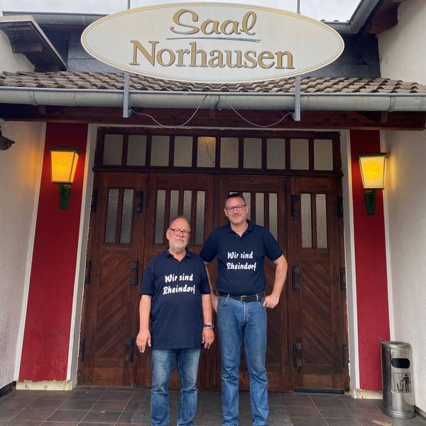 Der Vorsitzende der Rheindorfer Burgknappen, Host Müller, und Präsident Hagen Nordhausen vor dem Saal in Rheindorf