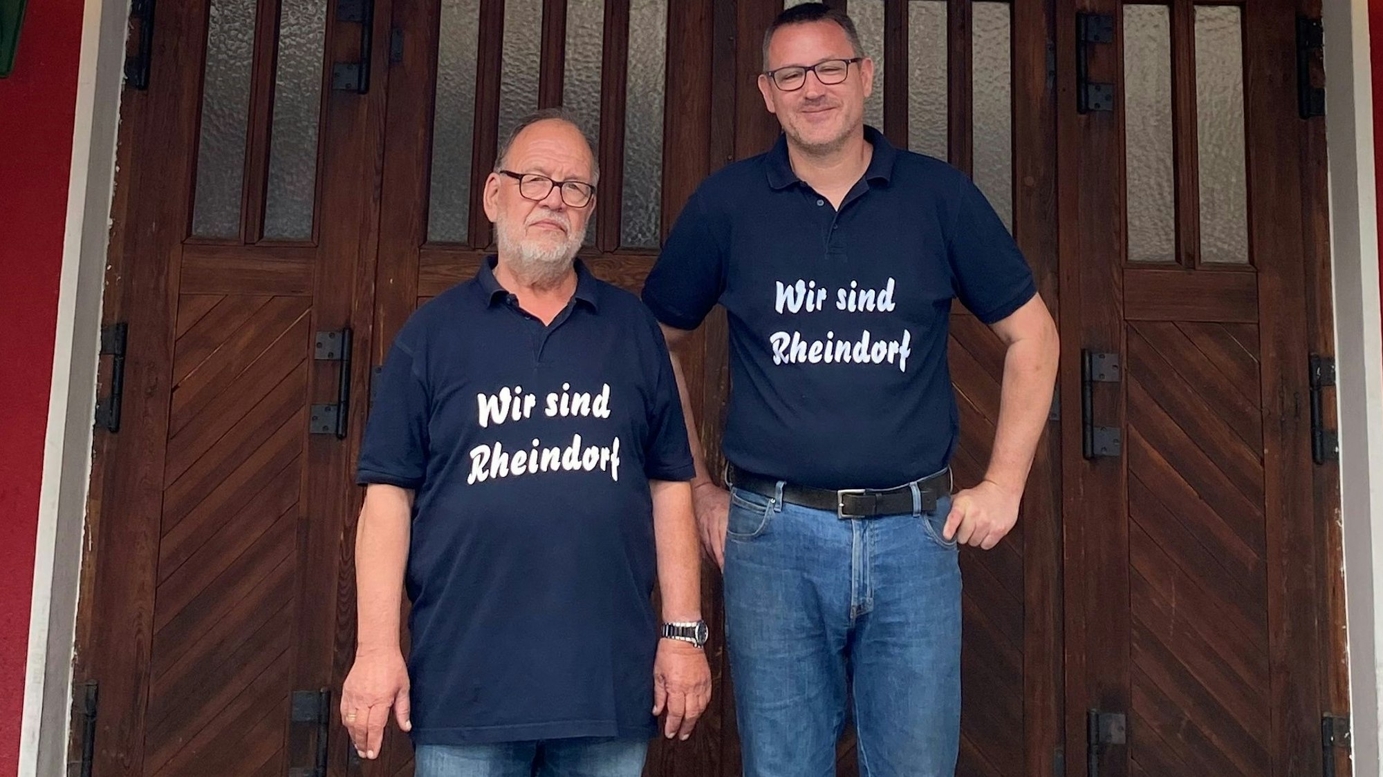Der Vorsitzende der Rheindorfer Burgknappen, Host Müller, und Präsident Hagen Nordhausen vor dem Saal in Rheindorf