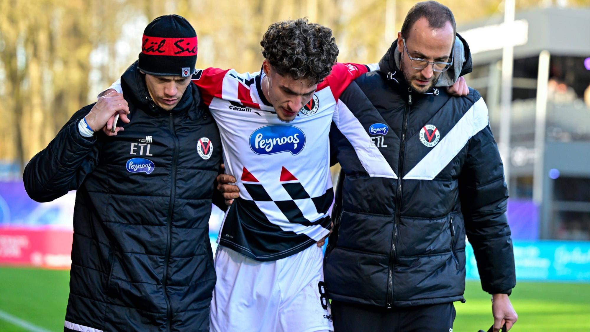 Donny Bogicevic Viktoria Köln, 8 muss verletzt ausgewechselt werden, verletzt, Verletzung, injured, sporting injury, 27.01.2024, Köln Deutschland, Fussball, 3. Liga, FC Viktoria Köln- SpVgg Unterhaching, DFB/DFL REGULATIONS PROHIBIT ANY USE OF PHOTOGRAPHS AS IMAGE SEQUENCES AND/OR QUASI-VIDEO. *** Donny Bogicevic Viktoria Köln, 8 must be substituted injured, injured, injury, injured, sporting injury, 27 01 2024, Köln Germany , Football, 3 Liga, FC Viktoria Köln SpVgg Unterhaching, DFB DFL REGULATIONS PROHIBIT ANY USE OF PHOTOGRAPHS AS IMAGE SEQUENCES AND OR QUASI VIDEO xslx