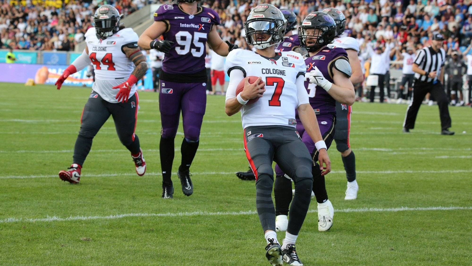 13.07.2024 xmgoodx Frankfurt am Main, PSD Bank Arena American Football - ELF European League of Football 2024 - Cologne Centurions vs Frankfurt Galaxy Isaiah Weed Cologne Centurions mit dem Ball *** 13 07 2024 xmgoodx Frankfurt am Main, PSD Bank Arena American Football ELF European League of Football 2024 Cologne Centurions vs Frankfurt Galaxy Isaiah Weed Cologne Centurions with the ball