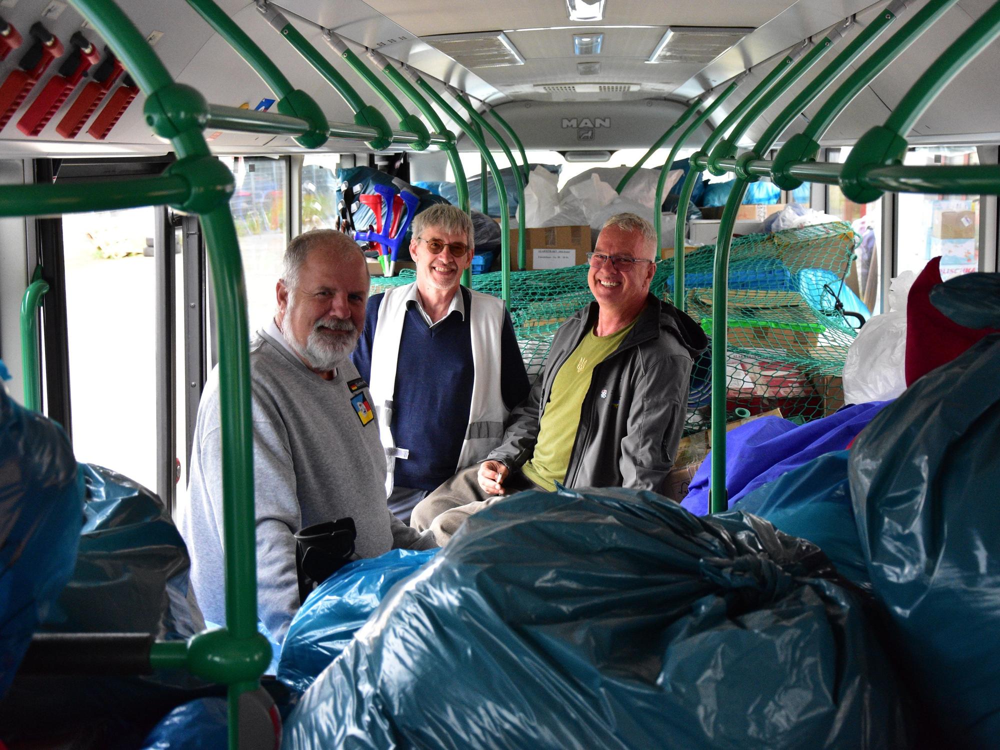 Der Bus ist vollgepackt mit Hilfsgütern.