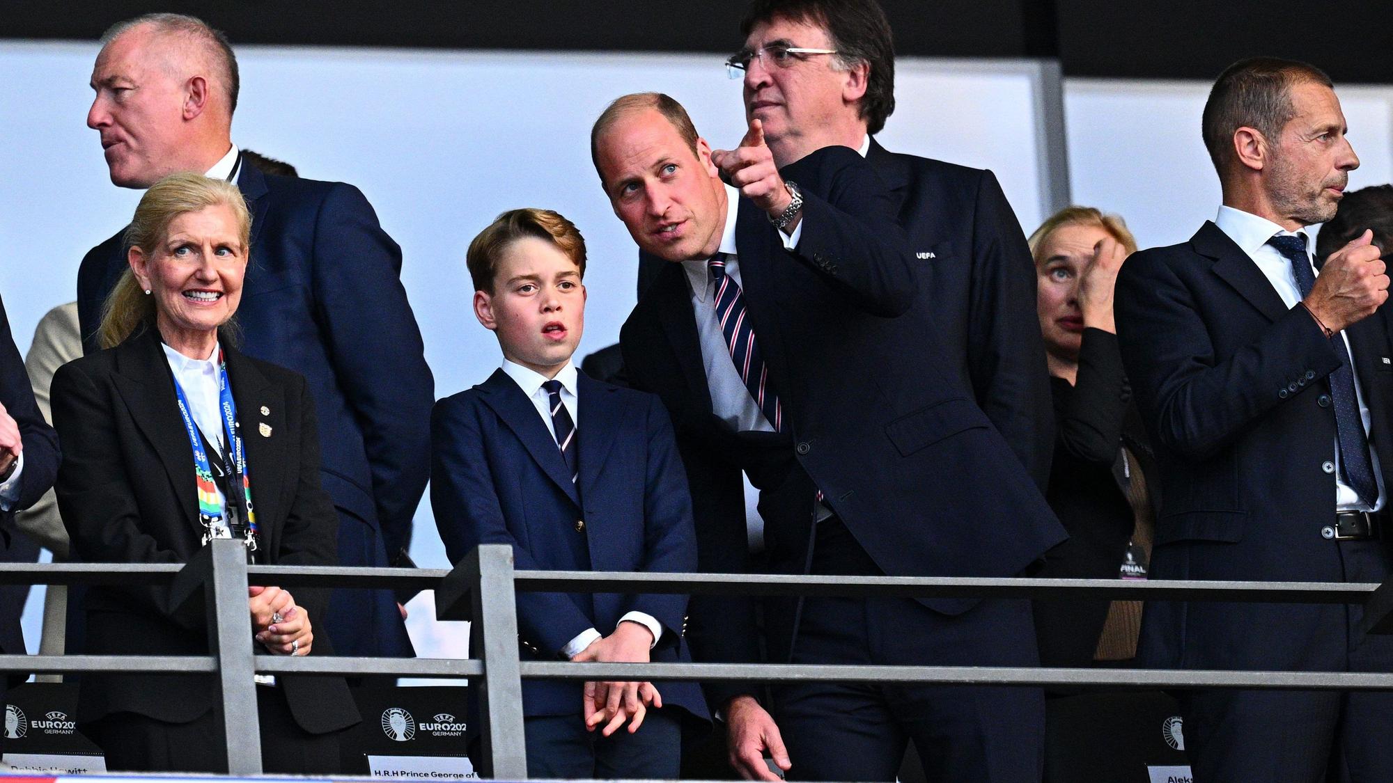 William, Prinz von Wales, und Prinz George auf der Tribüne vor dem Spiel.