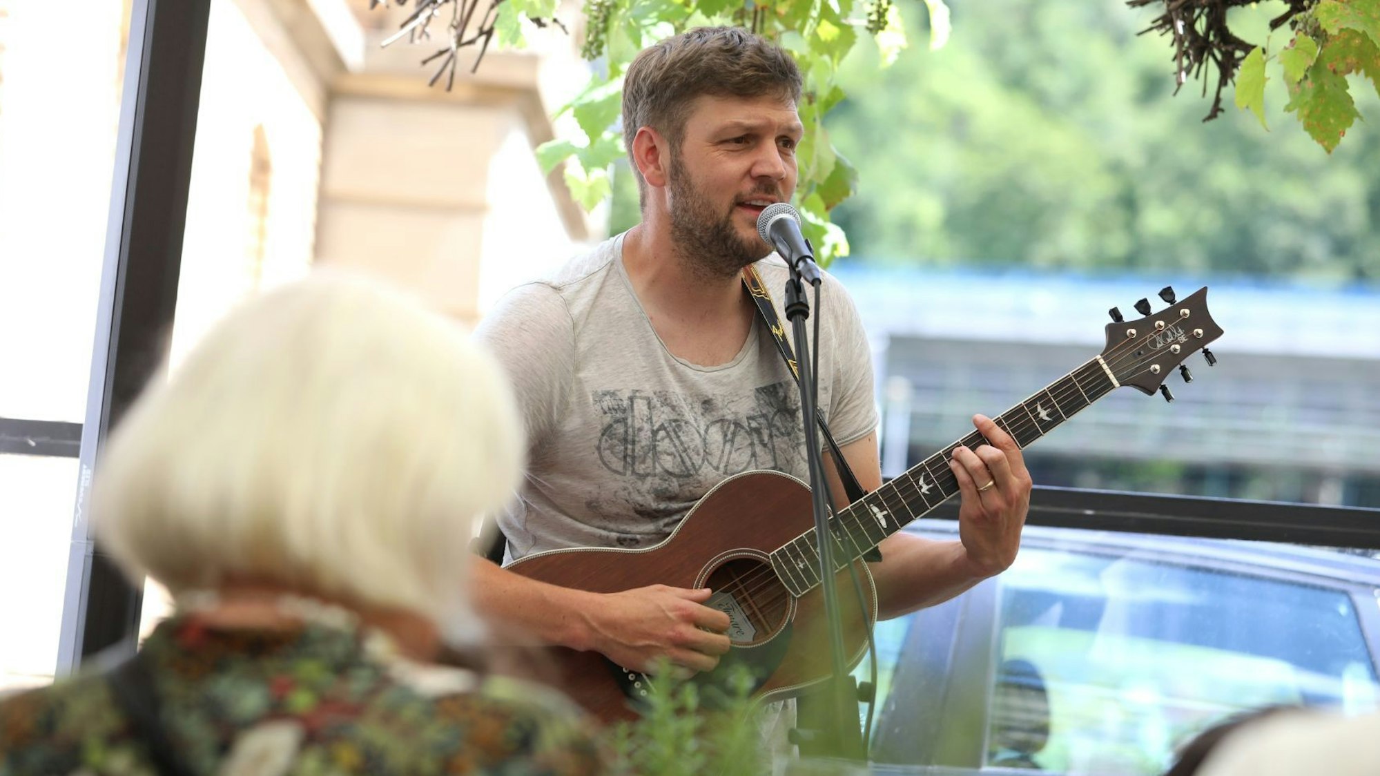 Ein Musiker spielt Gitarre.