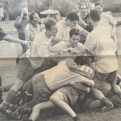 Die Spieler des ETSC bejubeln in einer Traube den Aufstieg.