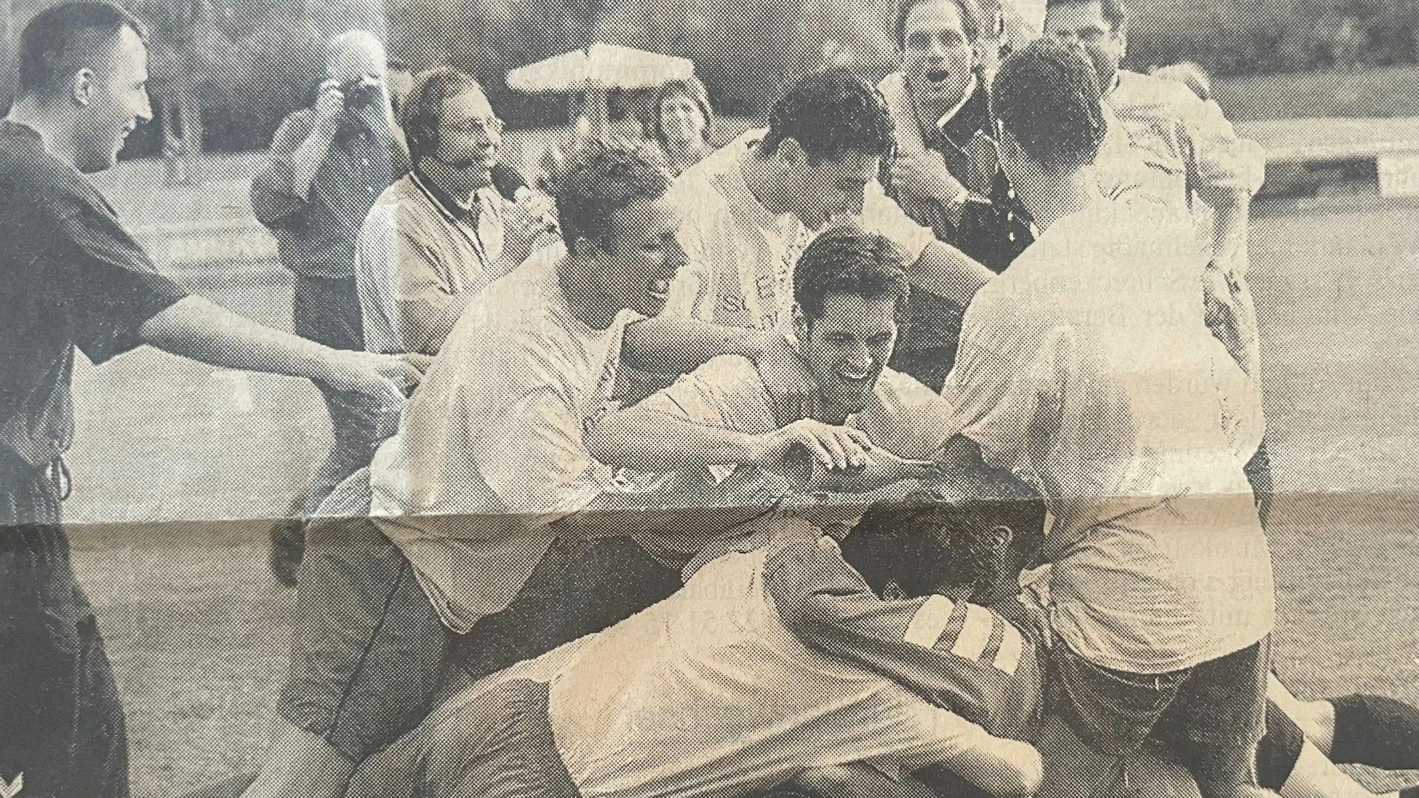 Die Spieler des ETSC bejubeln in einer Traube den Aufstieg.