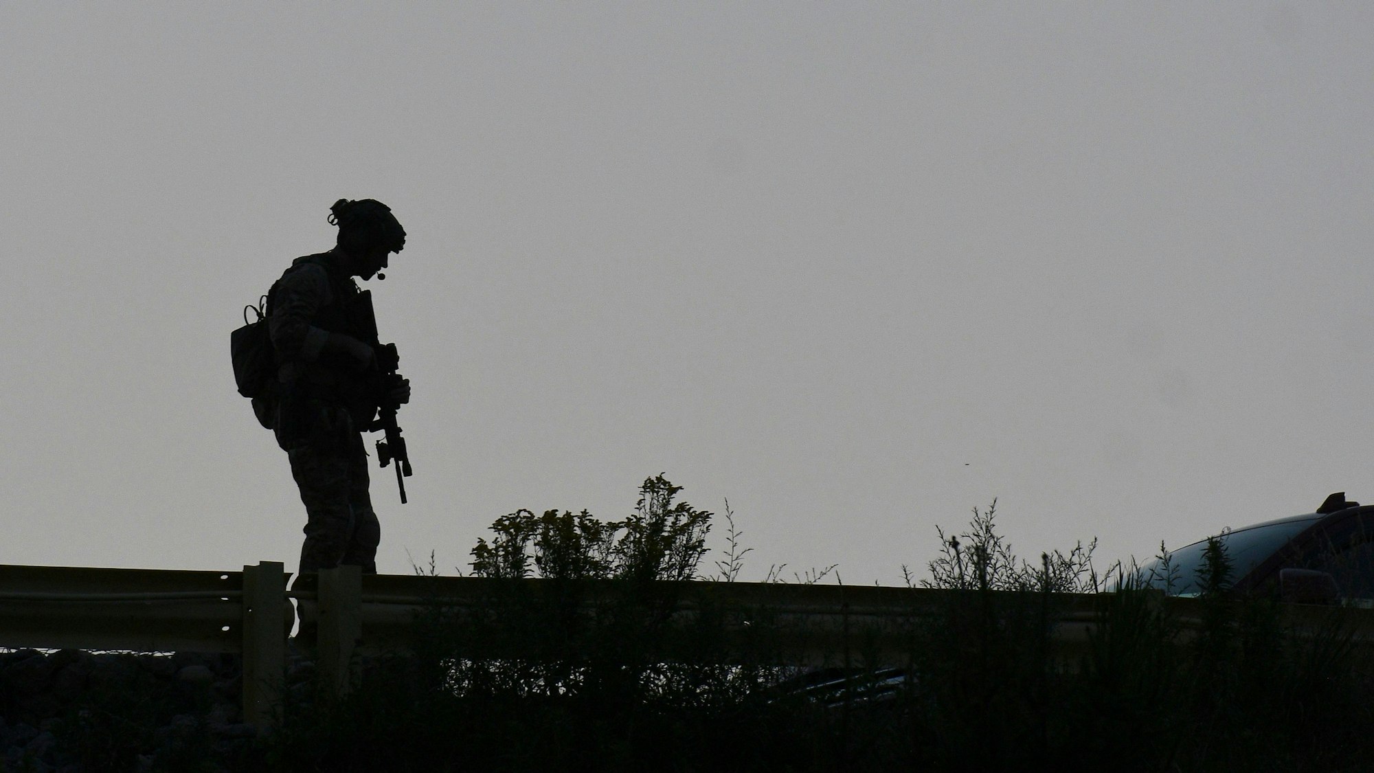 Ein Polizist bewacht den Eingang des Butler Memorial Hospital, in das der republikanische Präsidentschaftsbewerber und ehemalige US-Präsident Trump eingeliefert worden sein soll, nachdem bei einer Wahlkampfveranstaltung in Butler, Pennsylvania, Schüsse gefallen waren.