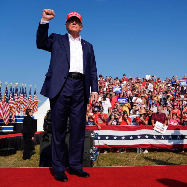 Donald Trump zu Beginn der Wahlkampfveranstaltung in Butler. Kurze Zeit später kam es zum Attentat.
