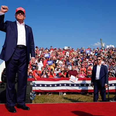 Donald Trump zu Beginn der Wahlkampfveranstaltung in Butler. Kurze Zeit später kam es zum Attentat.