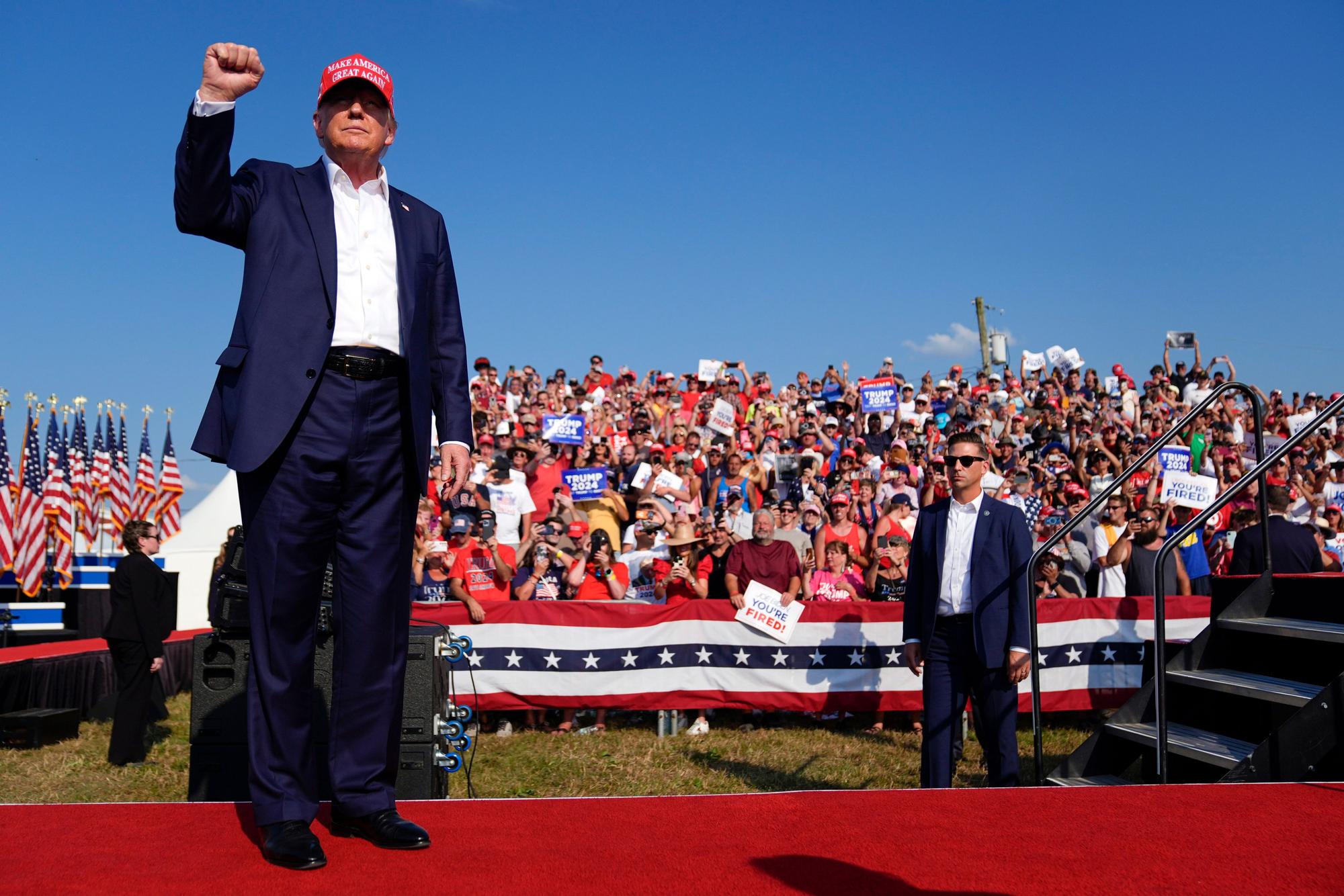 Donald Trump zu Beginn der Wahlkampfveranstaltung in Butler. Kurze Zeit später kam es zum Attentat.