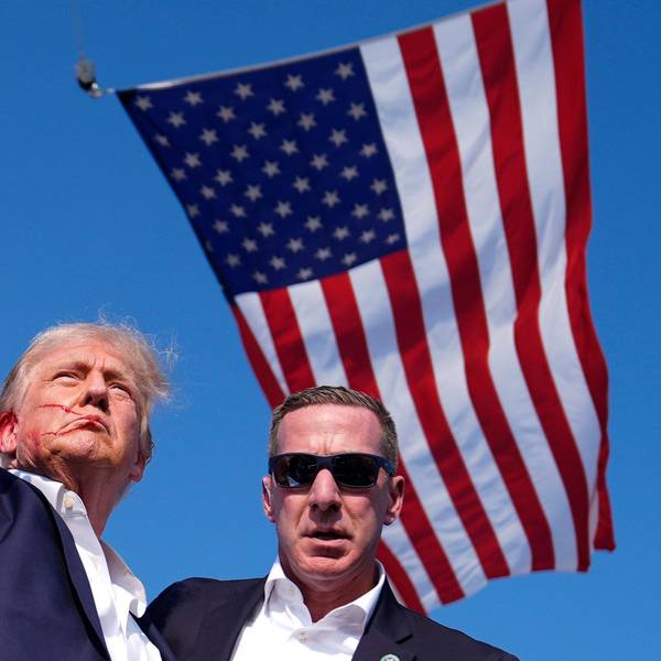 Der republikanische Präsidentschaftsbewerber und ehemalige Präsident Donald Trump wird bei einer Wahlkampfveranstaltung in Butler, Pennsylvania, von Agenten des US-Geheimdienstes Secret Service umringt.