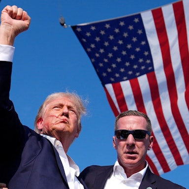 Der republikanische Präsidentschaftsbewerber und ehemalige Präsident Donald Trump wird bei einer Wahlkampfveranstaltung in Butler, Pennsylvania, von Agenten des US-Geheimdienstes Secret Service umringt.