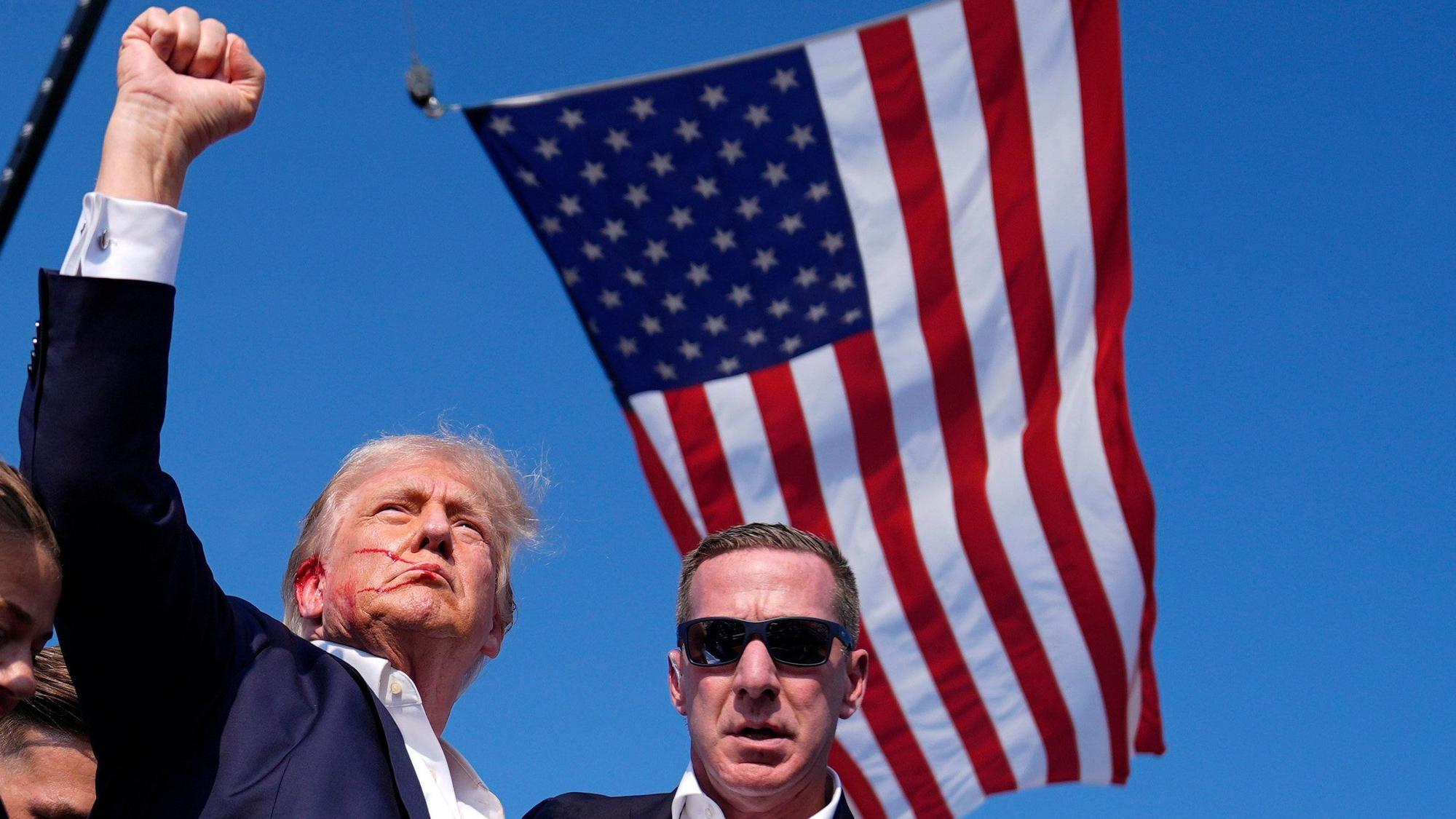 Der republikanische Präsidentschaftsbewerber und ehemalige Präsident Donald Trump wird bei einer Wahlkampfveranstaltung in Butler, Pennsylvania, von Agenten des US-Geheimdienstes Secret Service umringt.