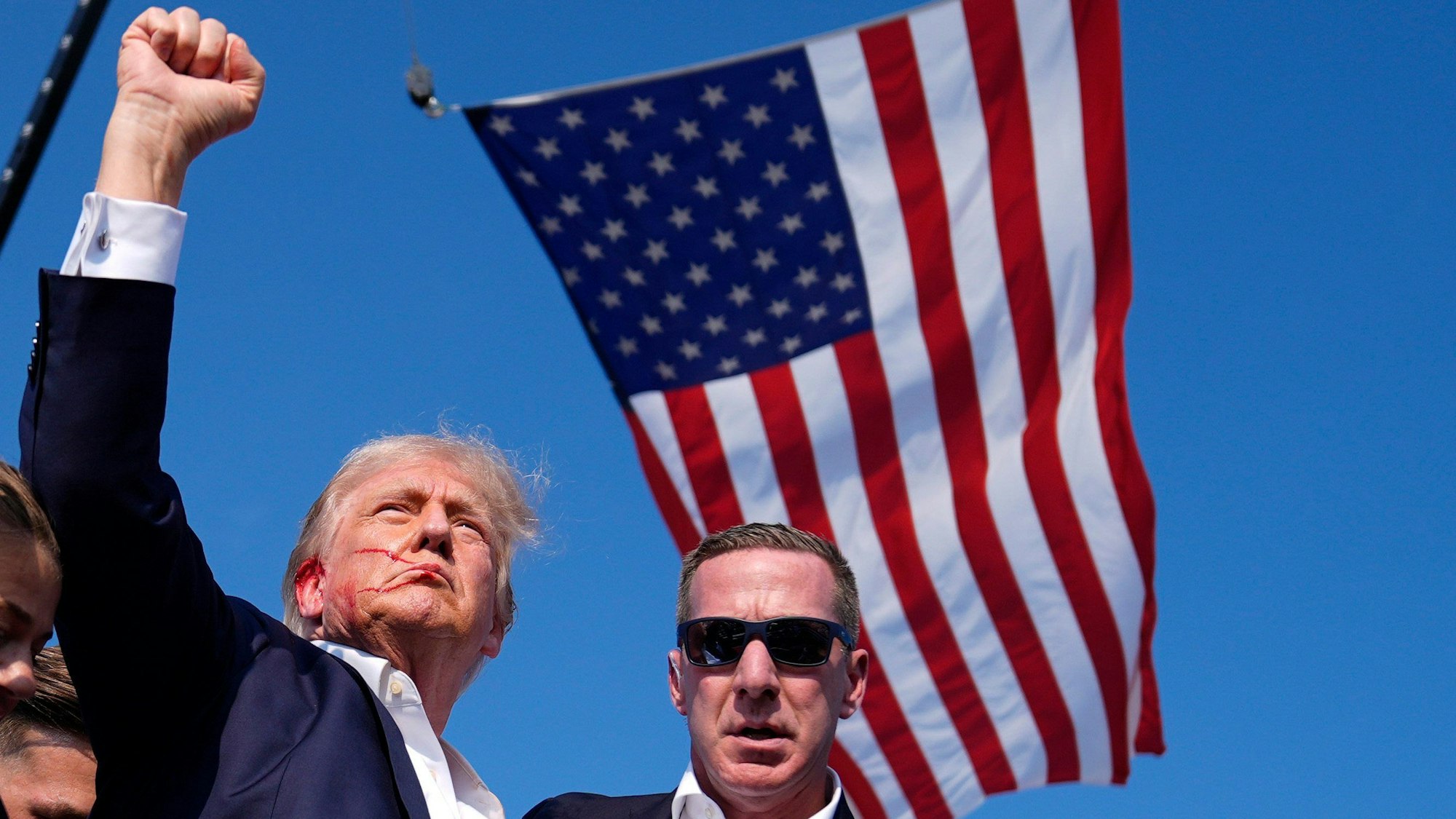 Der republikanische Präsidentschaftsbewerber und ehemalige Präsident Donald Trump wird bei einer Wahlkampfveranstaltung in Butler, Pennsylvania, von Agenten des US-Geheimdienstes Secret Service umringt.