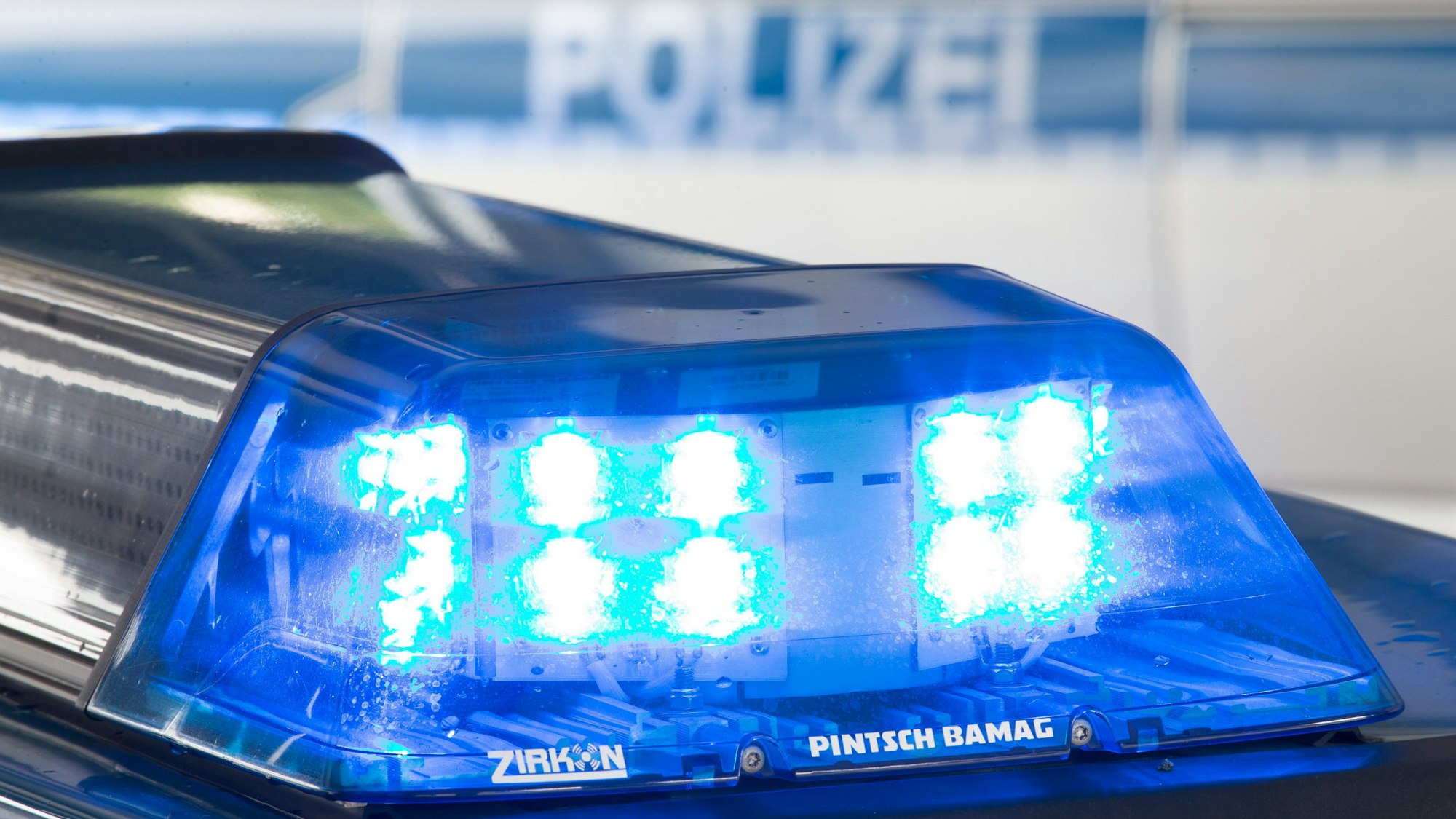 Ein Blaulicht leuchtet auf einem Polizeiwagen.