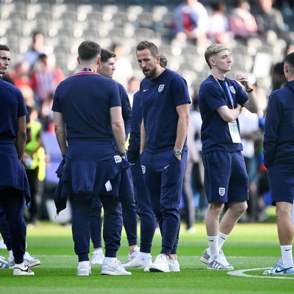 Englands Harry Kane (M) und seine Mitspieler begutachten vor dem Aufwärmen den Rasen.
