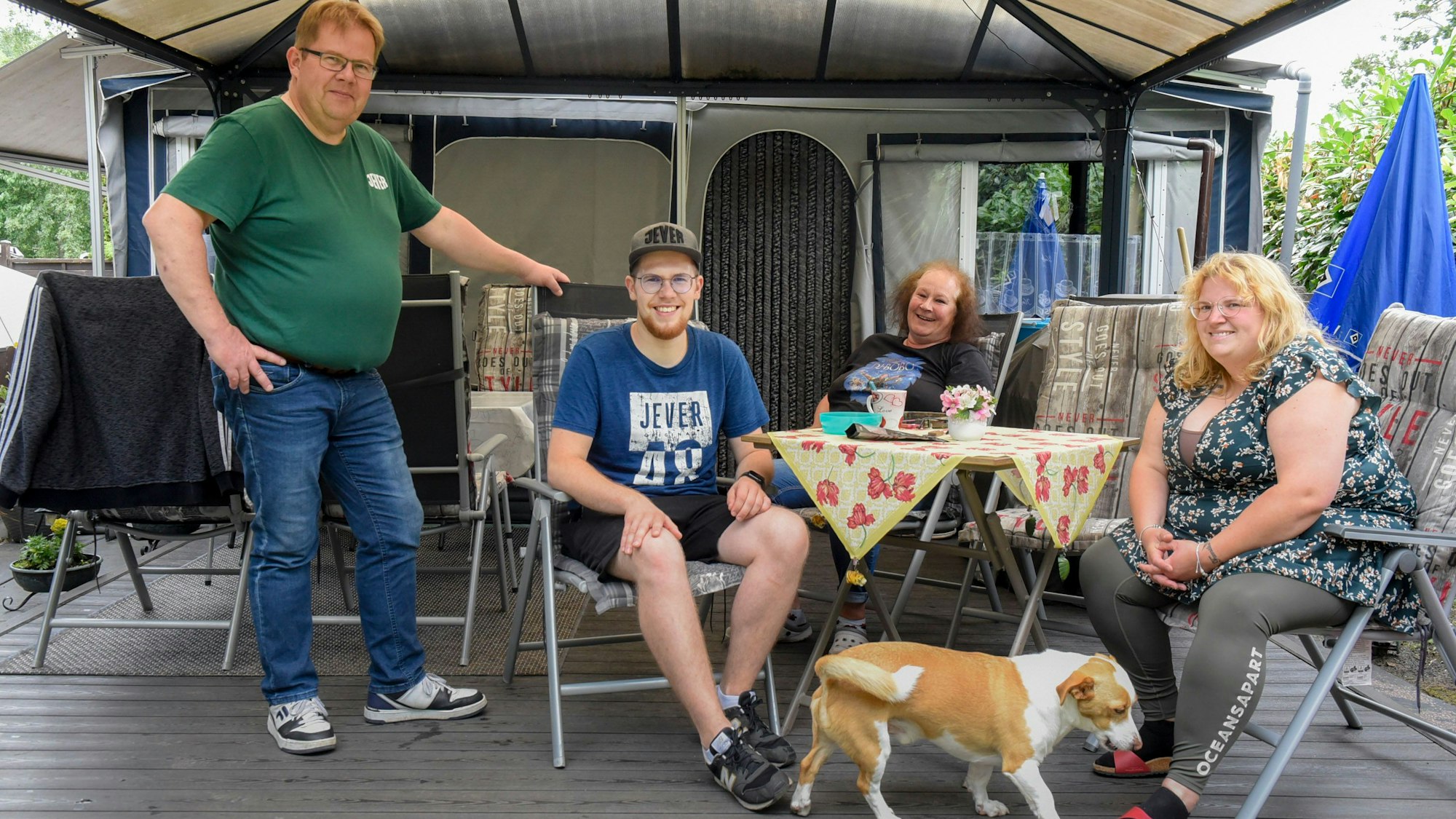 Zu sehen ist eine Familie auf einem Campingplatz.