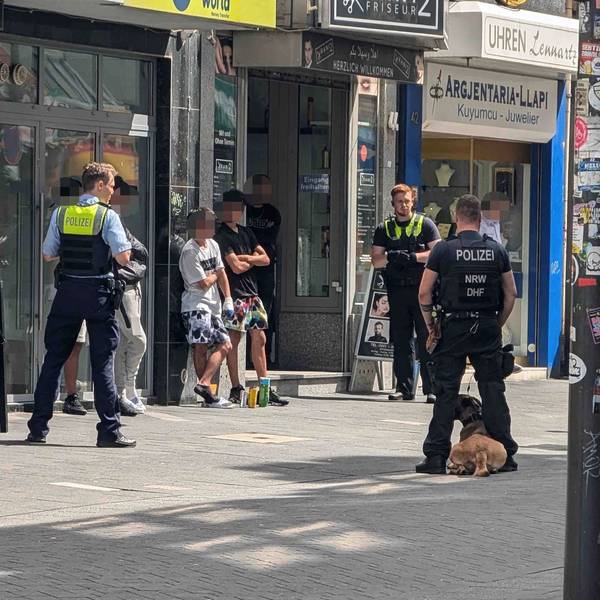Im Zusammenhang mit dem letzten Goldkettenraub stellt die Polizei am Eigelstein mehrere Jugendliche.