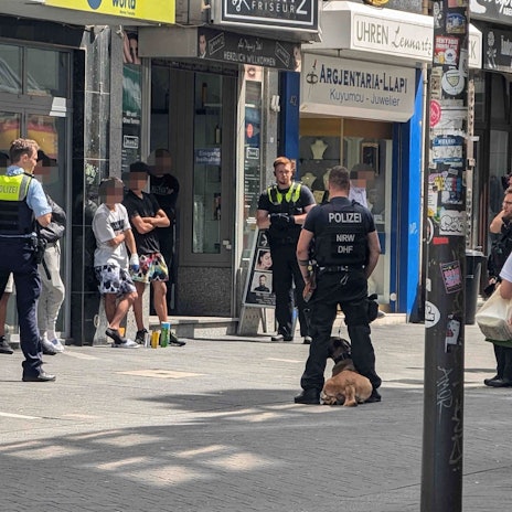 Im Zusammenhang mit dem letzten Goldkettenraub stellt die Polizei am Eigelstein mehrere Jugendliche.