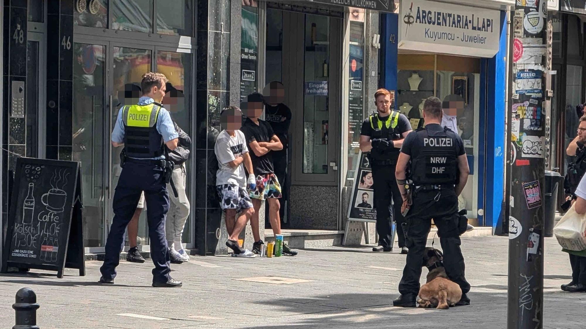 Im Zusammenhang mit dem letzten Goldkettenraub stellt die Polizei am Eigelstein mehrere Jugendliche.
