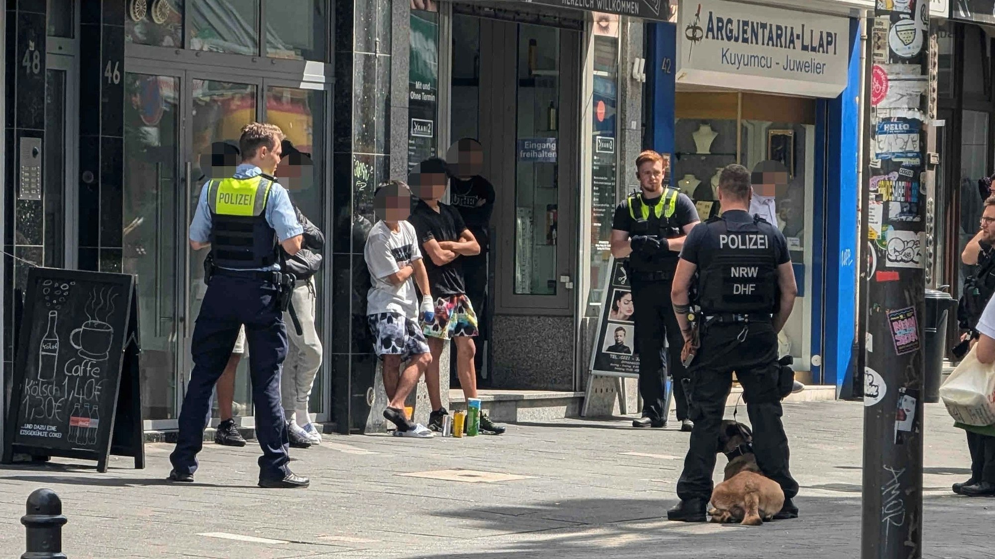 Im Zusammenhang mit dem letzten Goldkettenraub stellt die Polizei am Eigelstein mehrere Jugendliche.