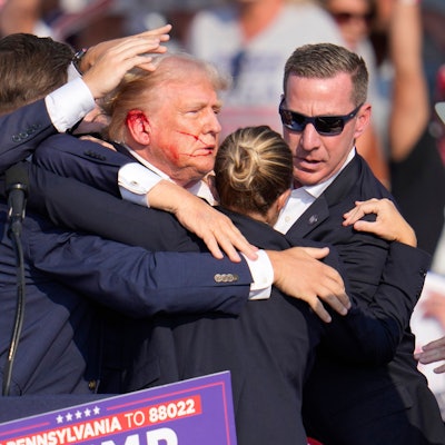 Der republikanische Präsidentschaftsbewerber und frühere US-Präsident Donald Trump wird von Agenten des US-Geheimdienstes Secret Service umringt, als ihm bei einer Wahlkampfveranstaltung von der Bühne geholfen wird.