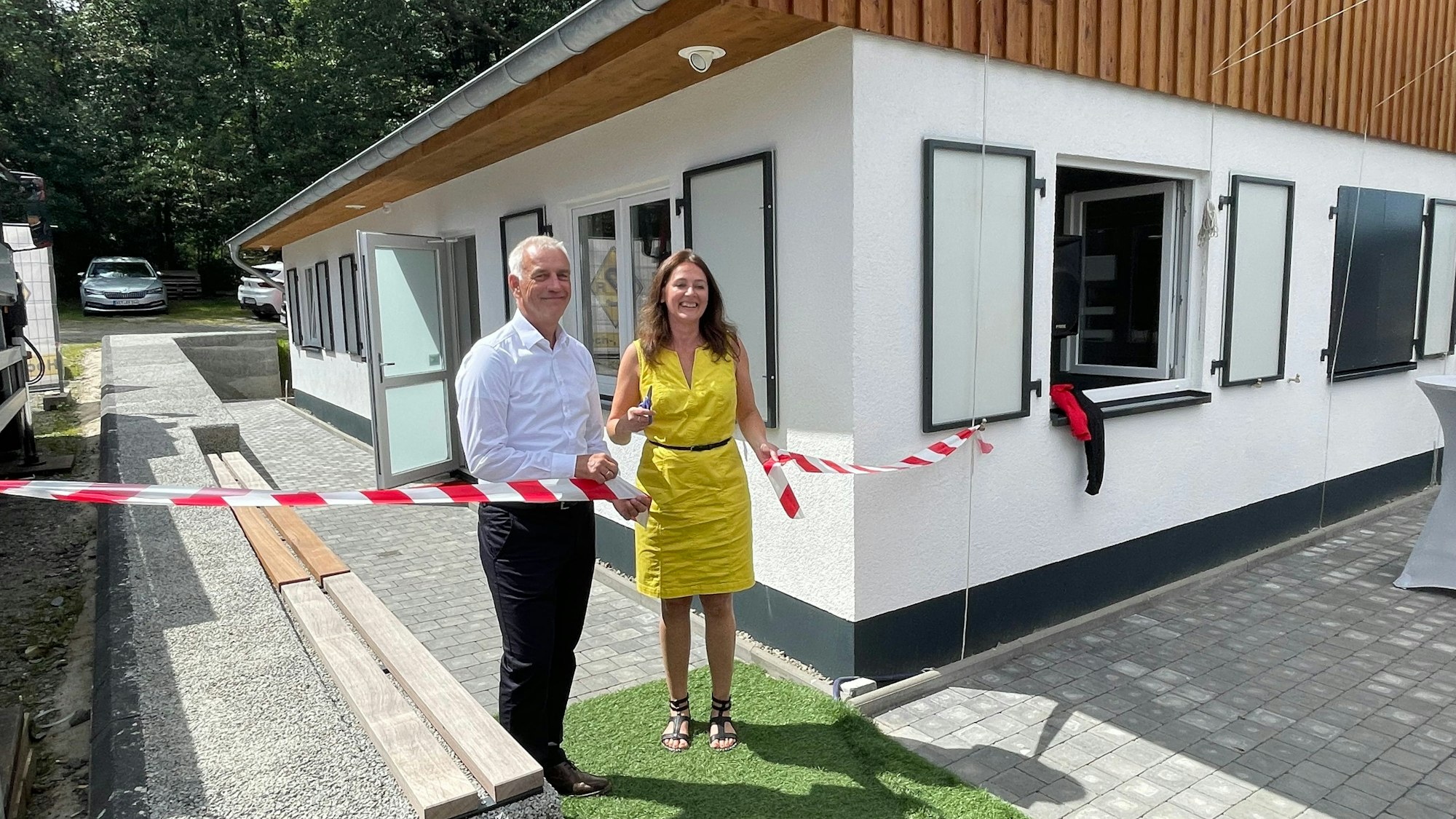 Vereinsvorsitzender Frank Schlechtingen durchtrennte gemeinsam mit Bürgermeisterin Larissa Weber das Flatterband.