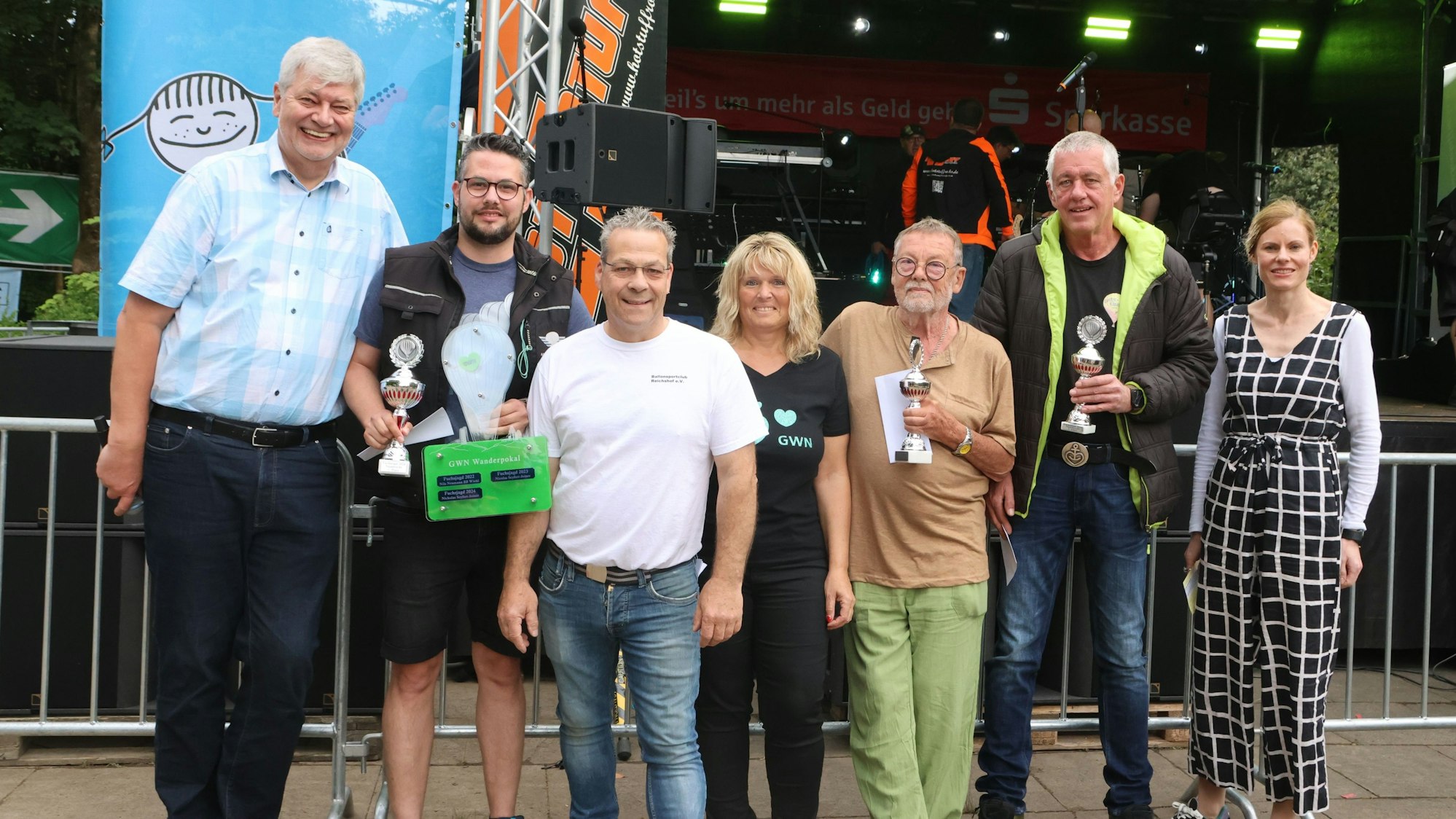 Ein Gruppenbild vor der Bühne.