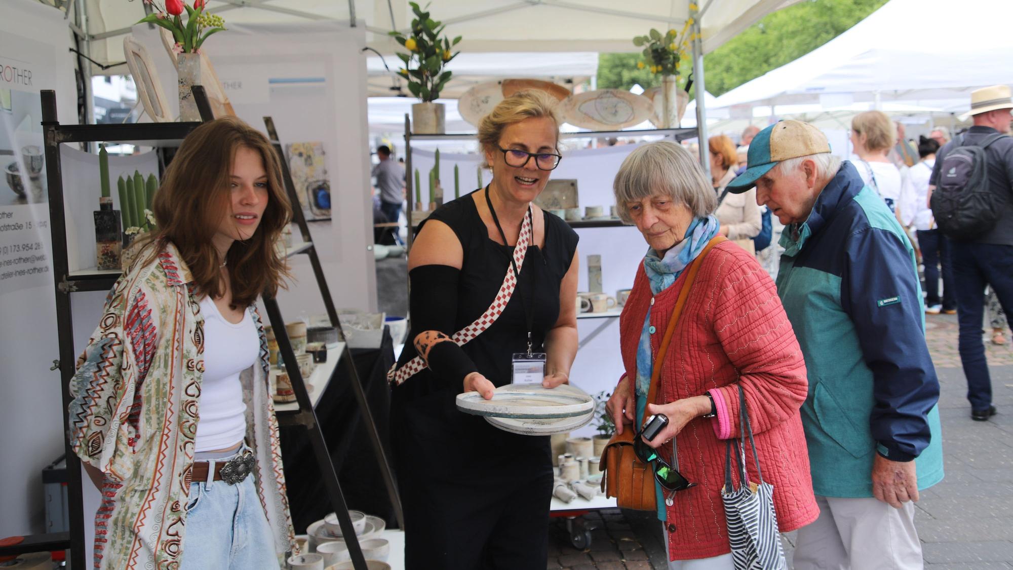 Der Keramikmarkt in Siegburg zog mehrere tausend Menschen an. Aussteller, Veranstalter und Besucher waren gleichermaßen zufrieden mit der zweitägigen Veranstaltung.