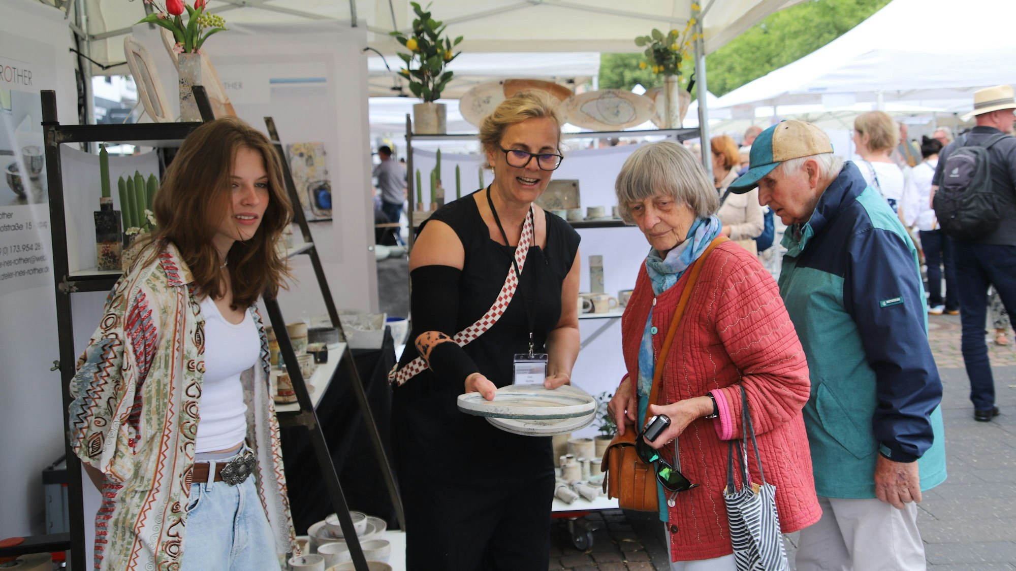 Der Keramikmarkt in Siegburg zog mehrere tausend Menschen an. Aussteller, Veranstalter und Besucher waren gleichermaßen zufrieden mit der zweitägigen Veranstaltung.