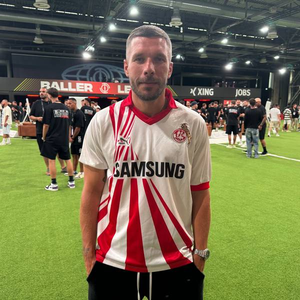 Lukas Podolski ist im Retro-Trikot seines Heimatklubs 1. FC Köln zu Besuch bei der Baller League in Ossendorf.