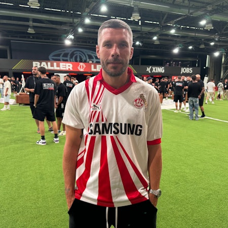 Lukas Podolski ist im Retro-Trikot seines Heimatklubs 1. FC Köln zu Besuch bei der Baller League in Ossendorf.
