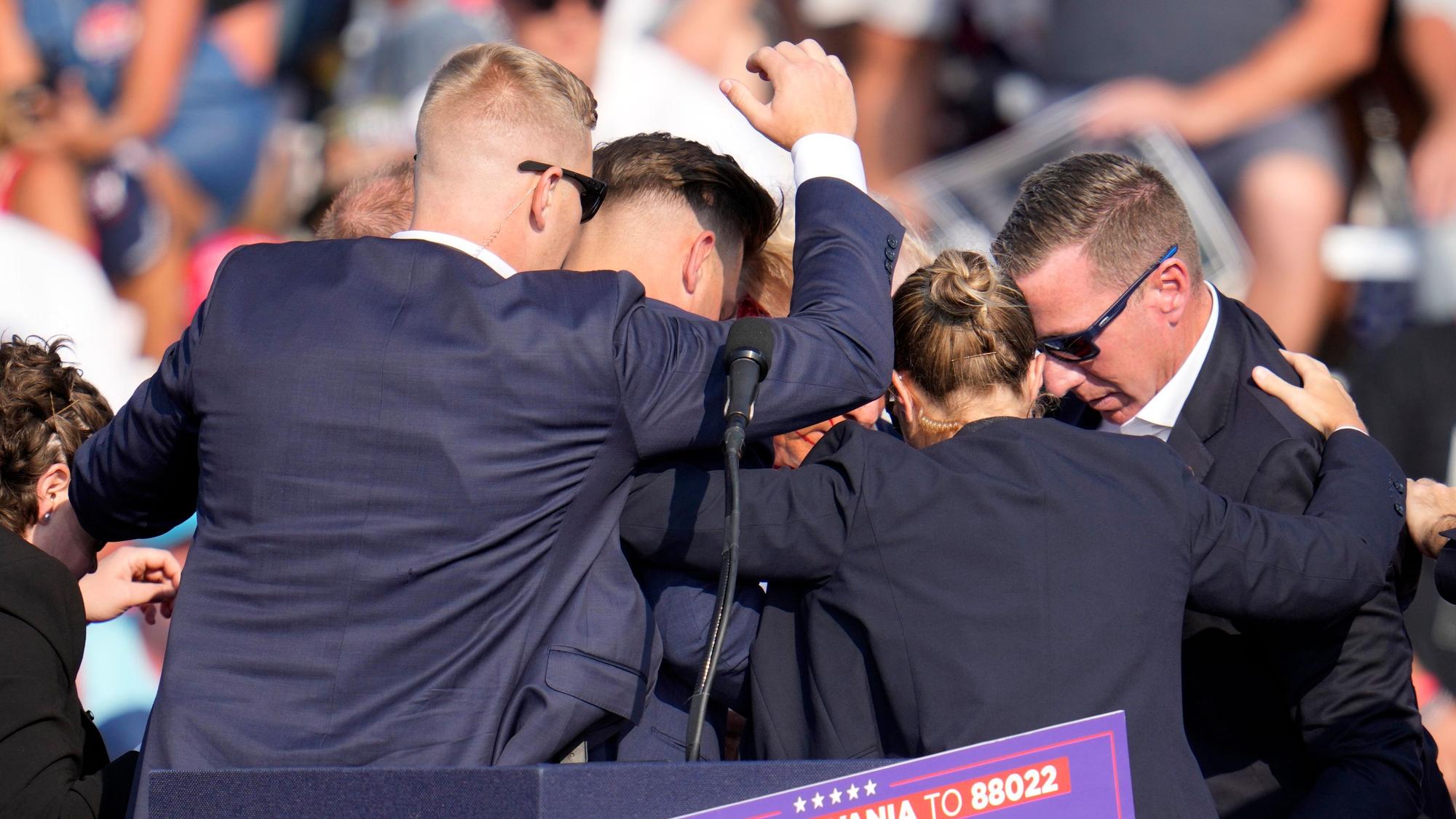 Der Secret Service umstellt den ehemaligen US-Präsidenten Donald Trump, nachdem dieser von einem Schuss getroffen wurde.