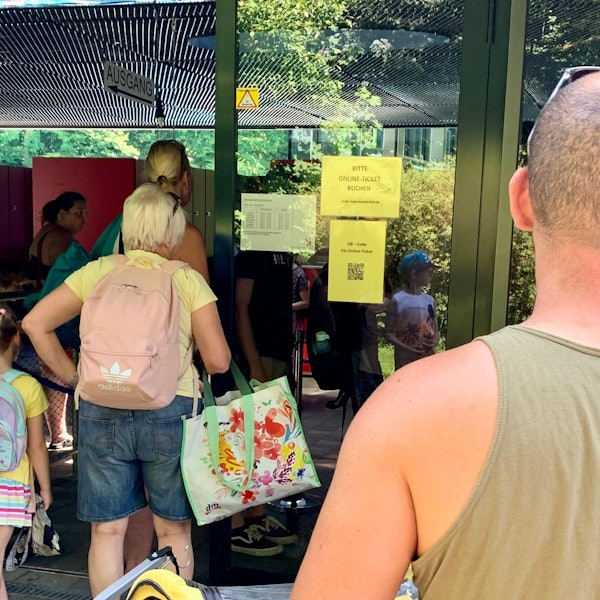 Menschen vor Freibad-Eingang