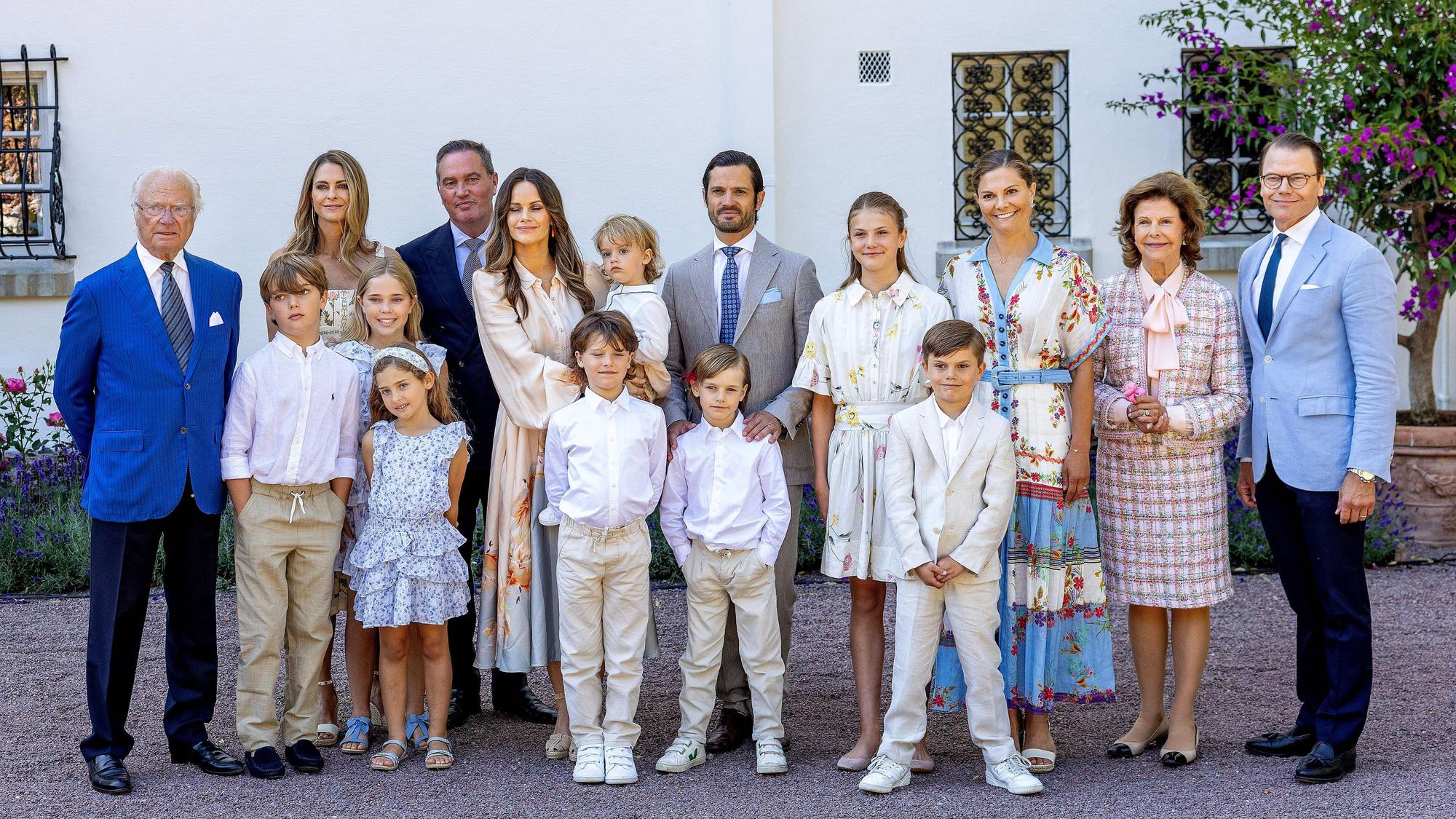 Die schwedischen Royals posieren für die Presse.