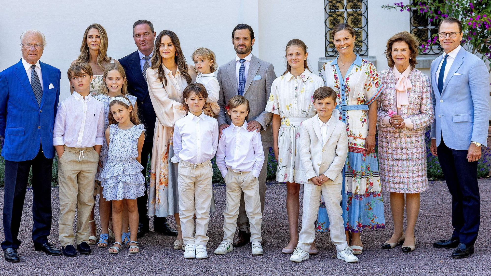 Die schwedischen Royals posieren für ein Bild.